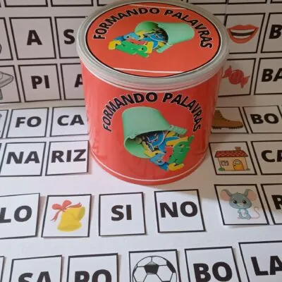 LATINHA FORMANDO PALAVRAS
